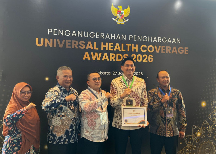 Bupati Indramayu Lucky Hakim Diganjar UHC Awards 2026, Sukses Lakukan Hal Ini