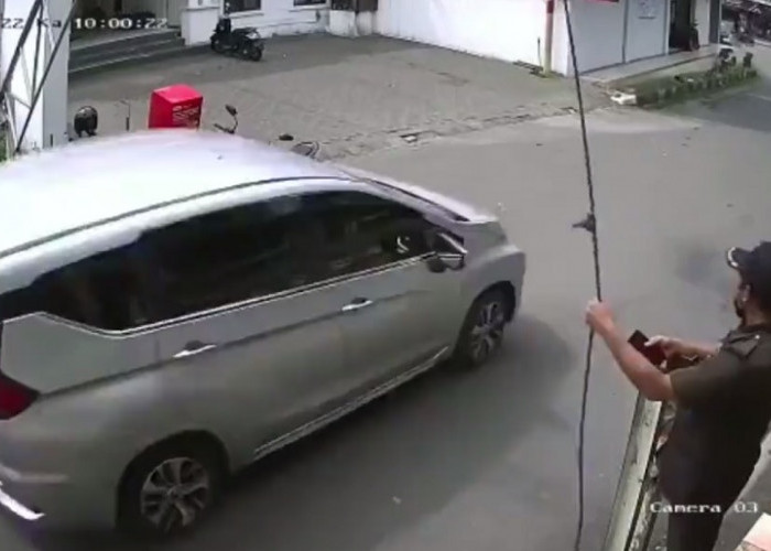 Rekaman CCTV Xpander Tabrak Angkot di Sukabumi, 3 Orang Korban Meninggal Dunia