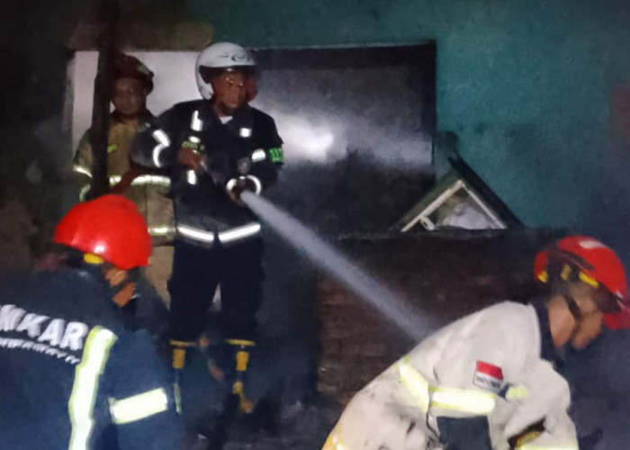 Bakar Sampah di Tengah Angin Kencang Picu Kebakaran Rumah di Losarang, Kerugian Capai Rp100 Juta