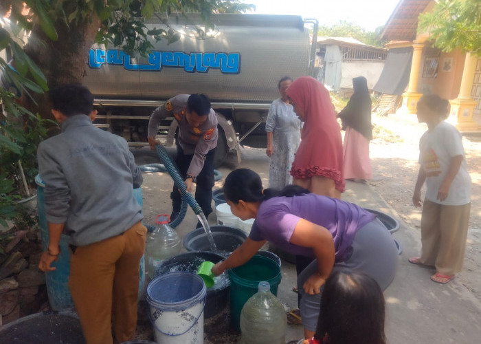 Polsek Gempol Distribusikan Bantuan Air Bersih di Desa Gempol