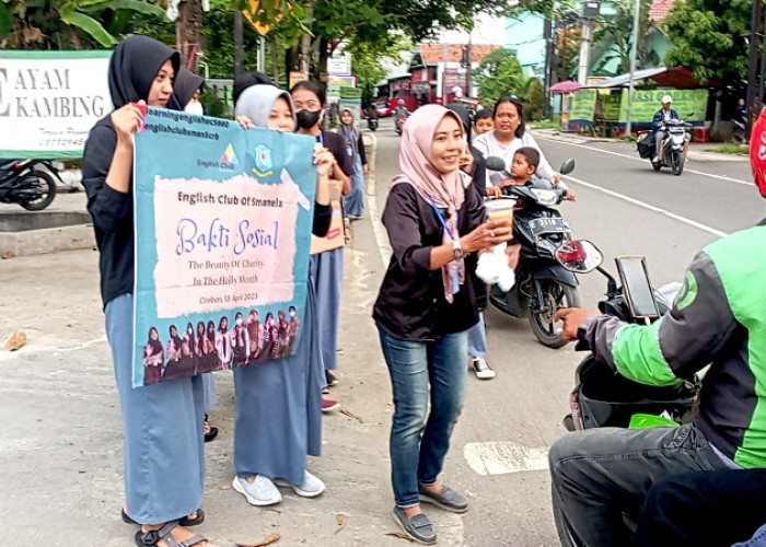 Bulan Ramadhan, English Club SMAN 5 Cirebon Berbagi Takjil Gratis 