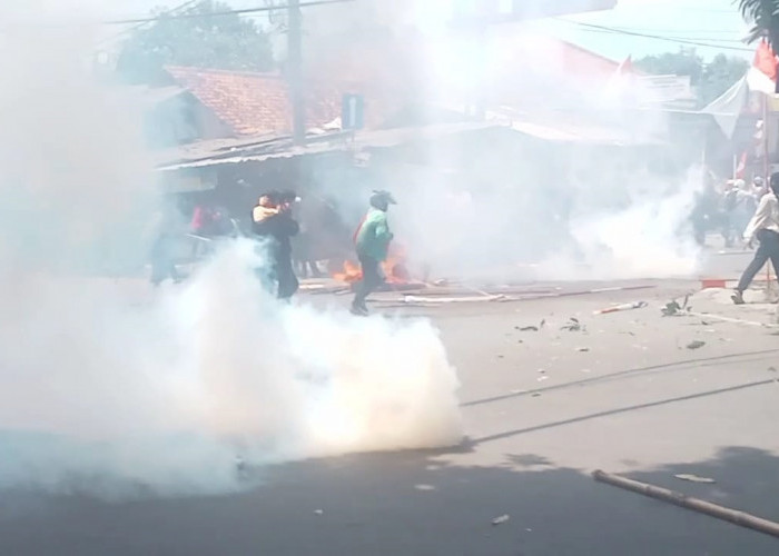 Sumber Rusuh, Polisi Lepaskan Gas Air Mata