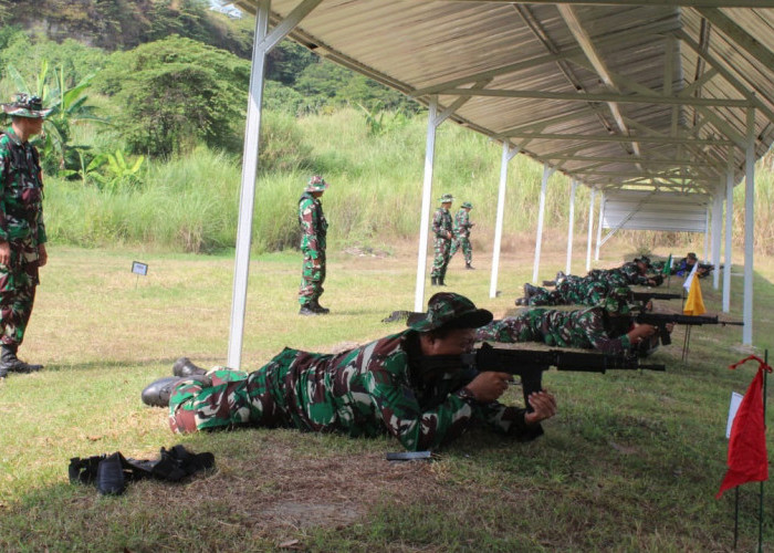 Latih Naluri Tempur, 120 Prajurit Kodim 0614/Kota Cirebon Ikuti Latihan Menembak