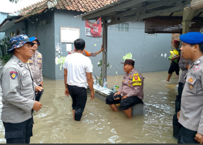 Banjir Rendam Ratusan Rumah di Gunung Jati Cirebon, Satu Rumah Warga Ambruk