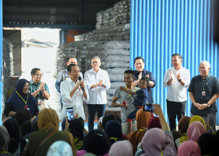 Bey Machmudin Dampingi Presiden Salurkan Beras di Bekasi