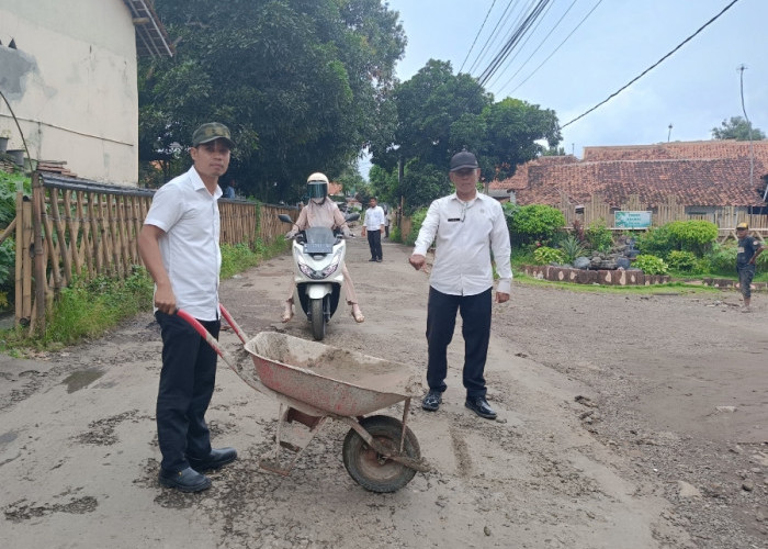 Jalan Rusak Tak Kunjung Diperbaiki, Kuwu Cipeujeuh Kulon Kembali Rogoh Kantong Pribadi Demi Keselamatan Warga