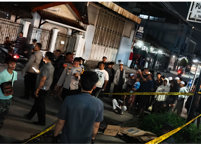 Geger! Warga Berkerumun di Depan Perumahan Taman Jagasatru Cirebon