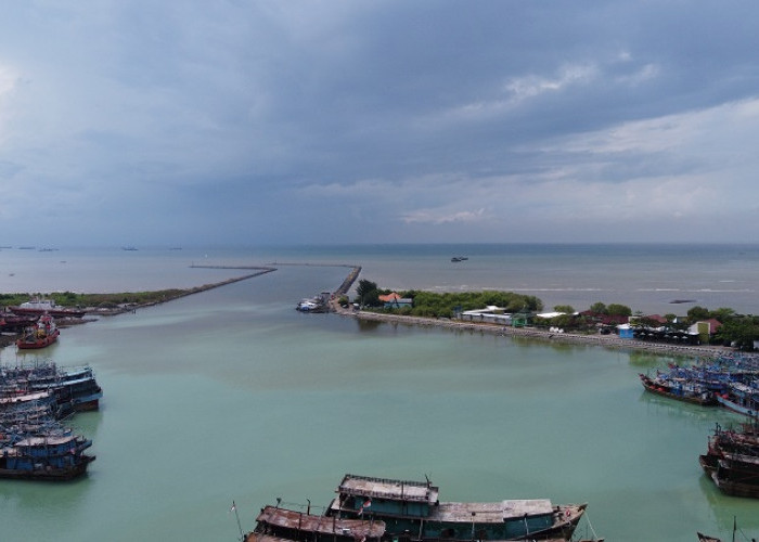 Kolam pelabuhan di PPN Kejawanan, Kota Cirebon. 