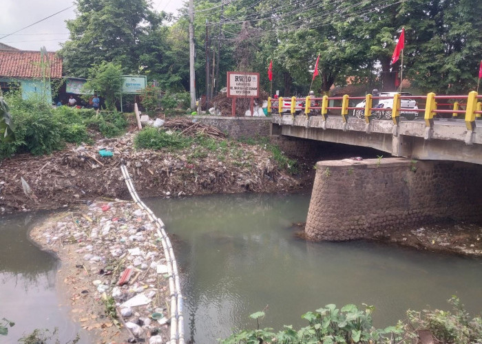 Cegah Pencemaran Laut, Pemkot Cirebon Intensifkan Pemasangan Barrier Sampah
