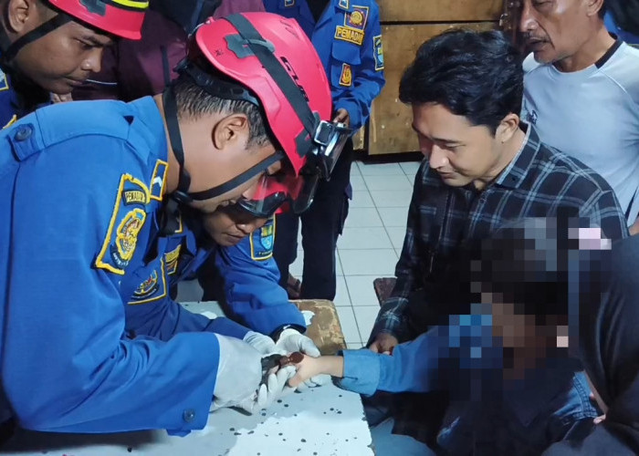 Aksi Sigap Damkar Cirebon Lepaskan Tutup Mainan di Jari Seorang Anak