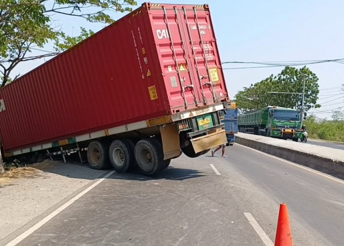 Truk Kontainer Terperosok di Pangenan, Separuh Jalur Pantura Cirebon Terhalang