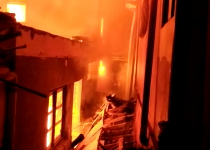 Kebakaran di Cigugur Kuningan, Diawali Ledakan Bola Lampu yang Merembet ke Kursi