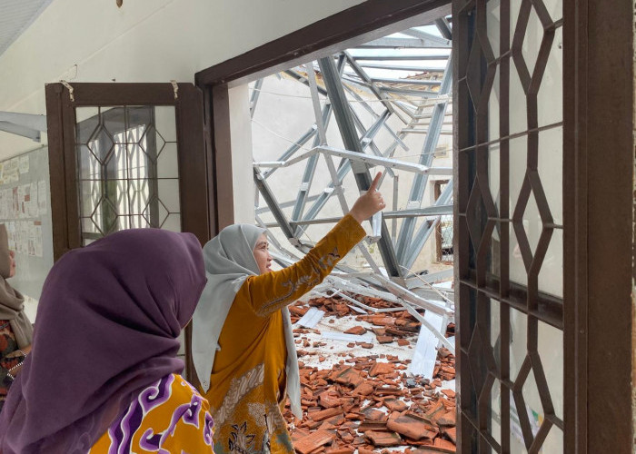 Wakil Walikota Siti Farida Rosmawati Tinjau Gedung Ambruk Disnaker