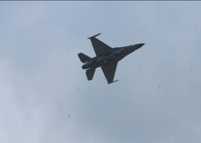 Pesawat Tempur Terbang di Langit Cirebon Warga Geger di Media Sosial, Tenang Bukan Sedang Perang