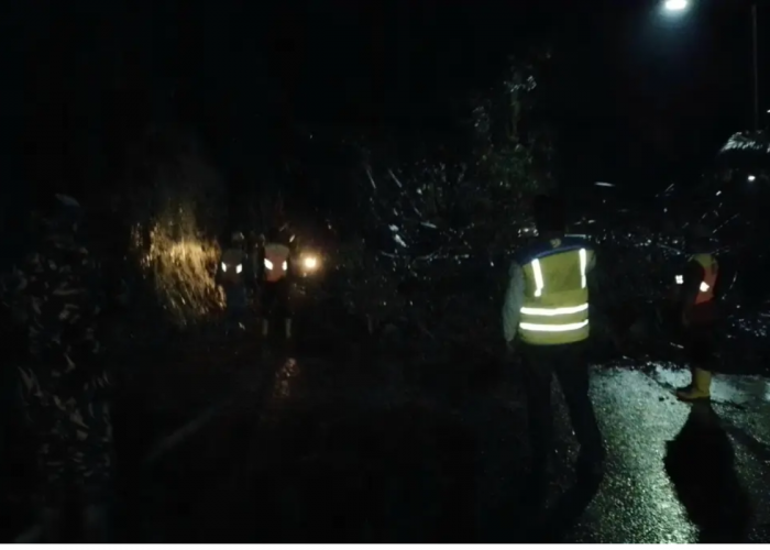 Longsor Cadas Pangeran: 30 Motor dan Belasan Mobil Terjebak, Petugas Buat Celah Evakuasi