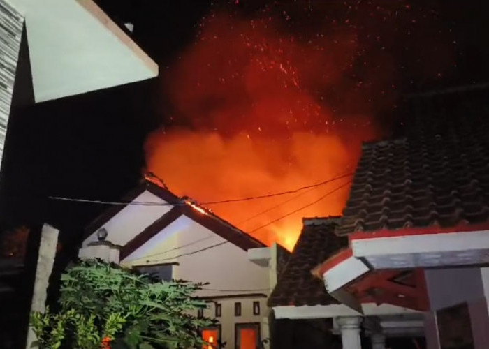 Ditinggal oleh Pemiliknya, Rumah Lantai Dua di Kuningan Kebakaran