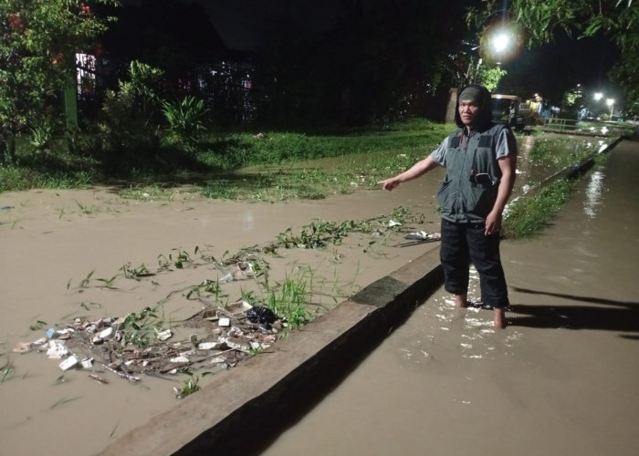 Banjir Rendam Desa Cibogo Cirebon, Kuwu Soroti Sedimentasi Parah di Saluran Irigasi
