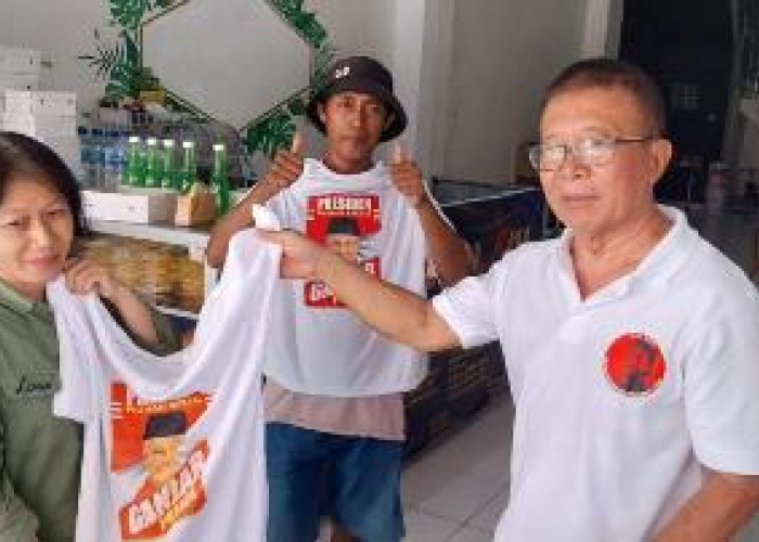 Hari Kedua Kampanye, Segabon Bagikan Kaos Ganjar di Pecinan Pasar Kanoman