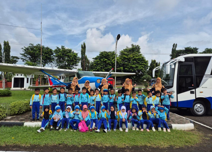 Siswa TK Tunas Karya Belajar ke Bandara 