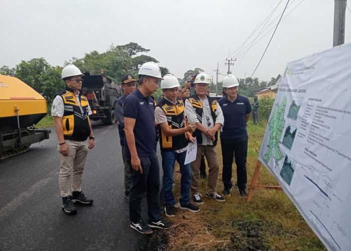 Pj Gubernur Jabar Tinjau Rekontruksi Jalan Provinsi di Tegalgubug - Arjawinangun Cirebon