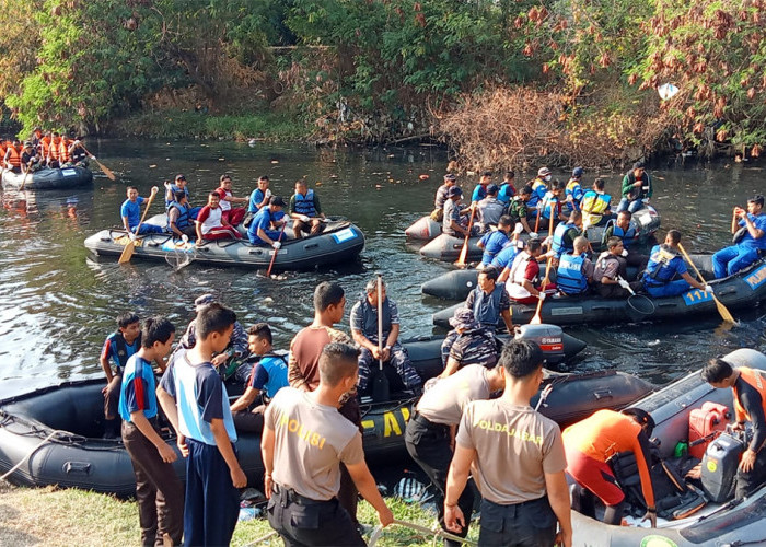 TNI, Polisi hingga Ormas Gelar Aksi Bebersih Sungai Kriyan Kota Cirebon