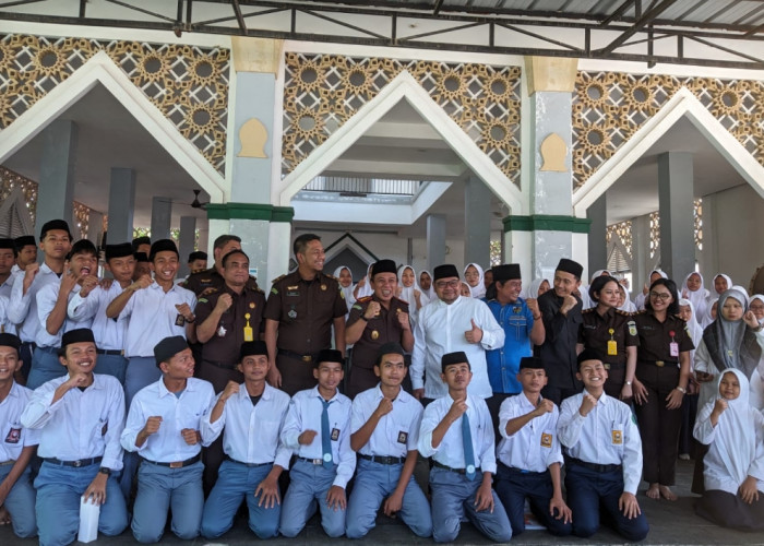 Edukasi Santri Soal Hukum, Kejari Kabupaten Cirebon Gelar Jaksa Bakti Pesantren di Gedongan
