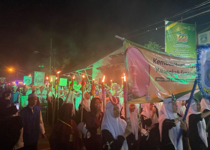 Sambut 1 Muharram 1448 H, Ponpes Jagasatru Gelar Pawai Obor dan Atraksi Bola Api