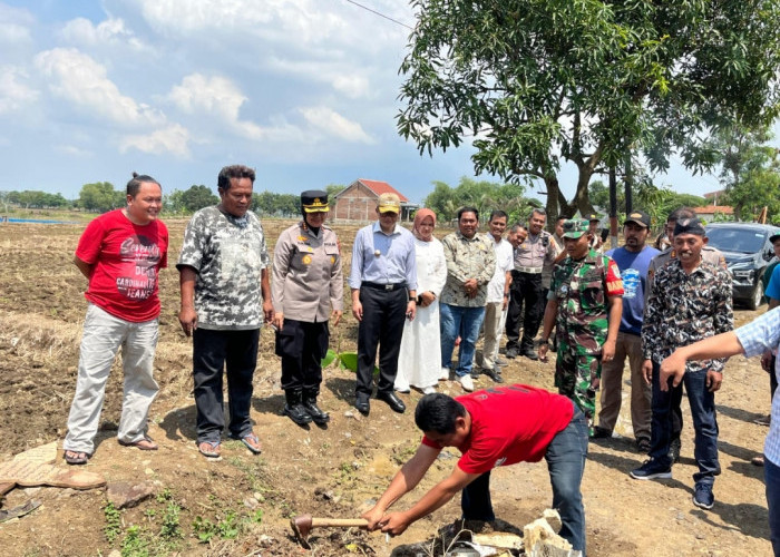 Pj Bupati Cirebon Turun Tangan Respon Aspirasi Warga Luwung Kencana Soal Jalan Rusak