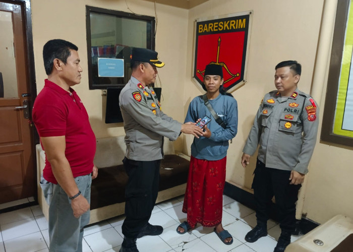 HP Dicuri Pagi di Sutawinangun, Malamnya Kapolsek Kedawung Serahkan Kepada Korban