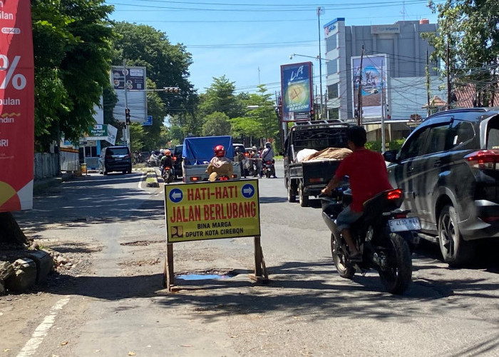 Jalan Berlubang Tak Kunjung Ditambal 