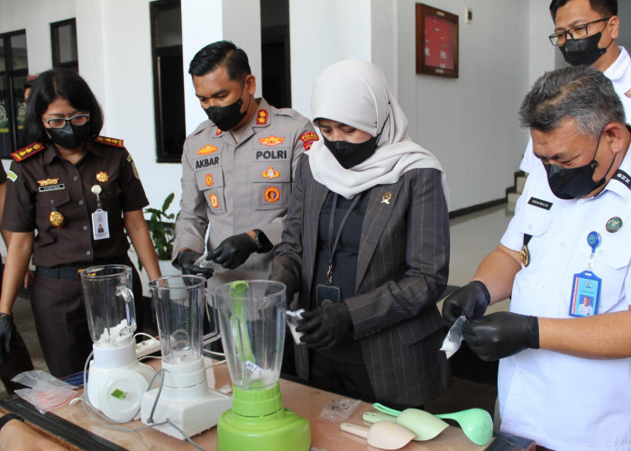 Kejari Kuningan Musnahkan Barang Bukti 50 Perkara, Tegaskan Komitmen Transparansi Hukum