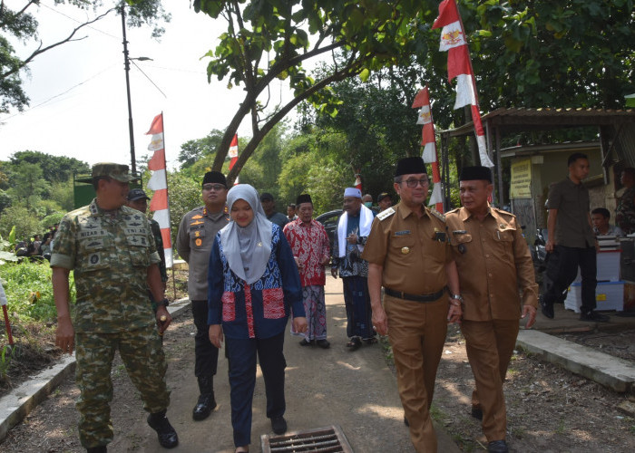 Bupati Cirebon Apresiasi TNI Bangun Jembatan Gantung di Ciwaringin, Permudah Akses Pelajar
