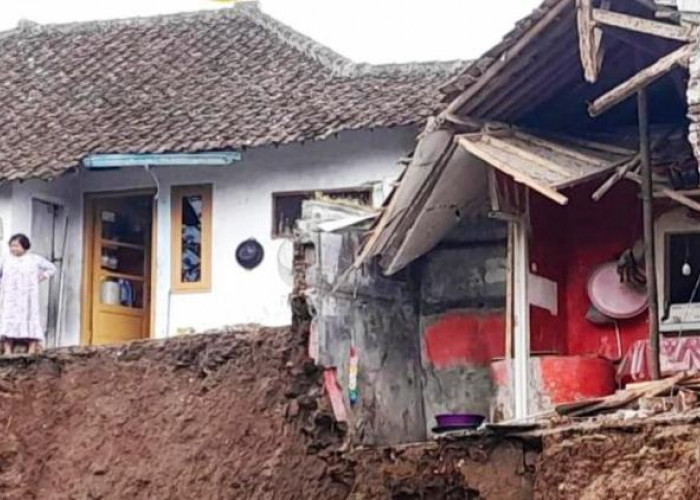 Hujan Deras Picu Longsor di Cigugur Kuningan, Dapur Rumah Warga Ambruk