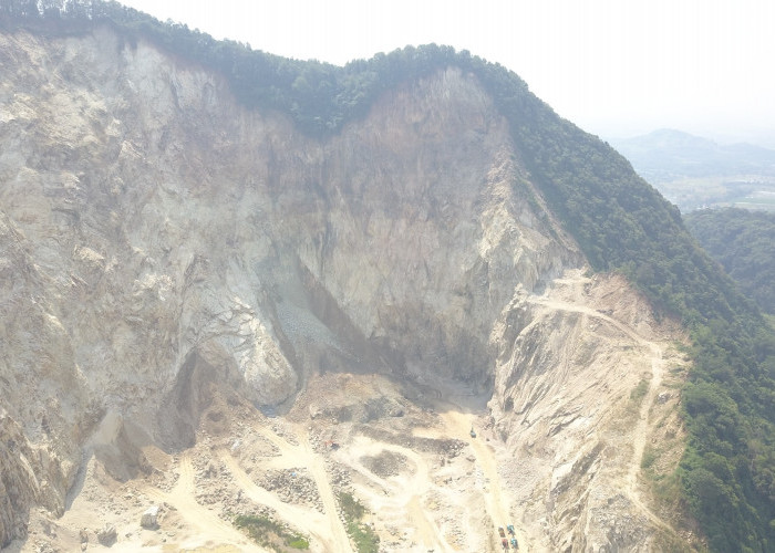Punggungan Gunung Kuda yang sudah terkikis habis karena penambangan. Foto: Yuda Sanjaya - radarcirebon.com