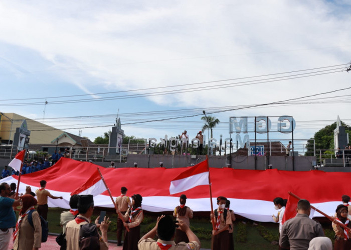 Peringati Hari Sumpah Pemuda Ke-94, Polisi dan Pelajar di Majalengka Bentangkan Bendera Merah Putih Raksasa 