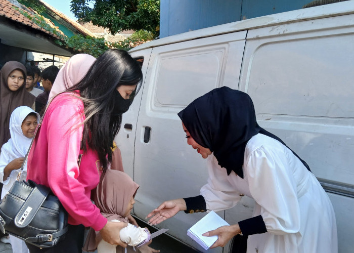 HUT ke-28 PAN, Rinna Suryanti Santuni 100 Anak Yatim di Kota Cirebon