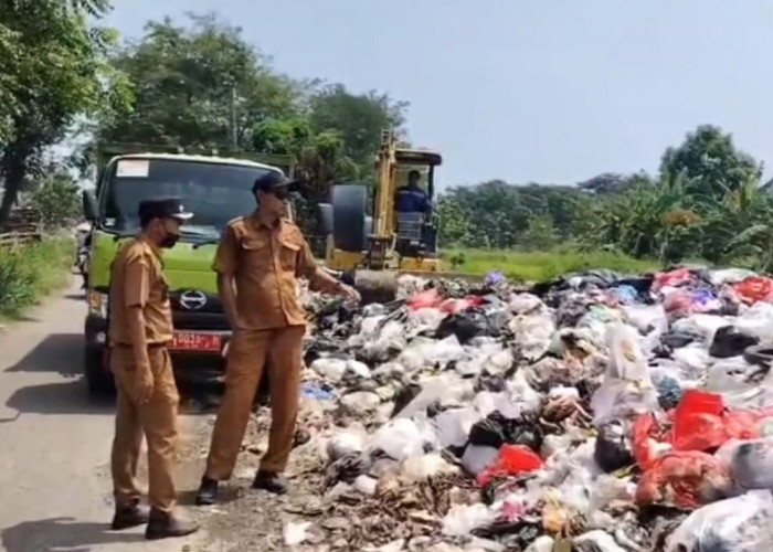 Sampah Menggunung di Gebang Kulon Cirebon, Pemdes Angkut 10 Truk Sampah