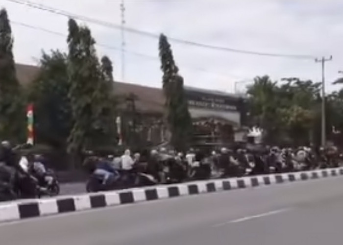 ASLI, JANGAN DITIRU! SMK di Wilayah Mundu di Lempari Petasan oleh Sekelompok Pelajar Berkendara Motor