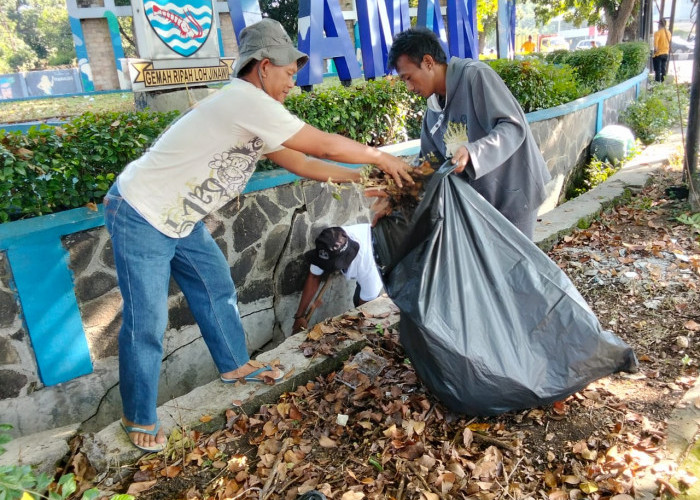 Jelang Musrebang Tingkat Jabar, Taman Krucuk Kota Cirebon Dibersihkan 