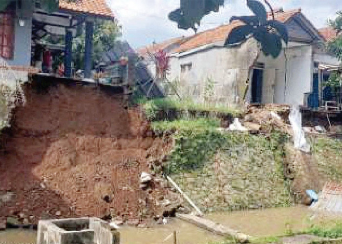 Tanah Longsor di Kuningan, Penghuni 2 Rumah di Desa Manggari Mengungsi