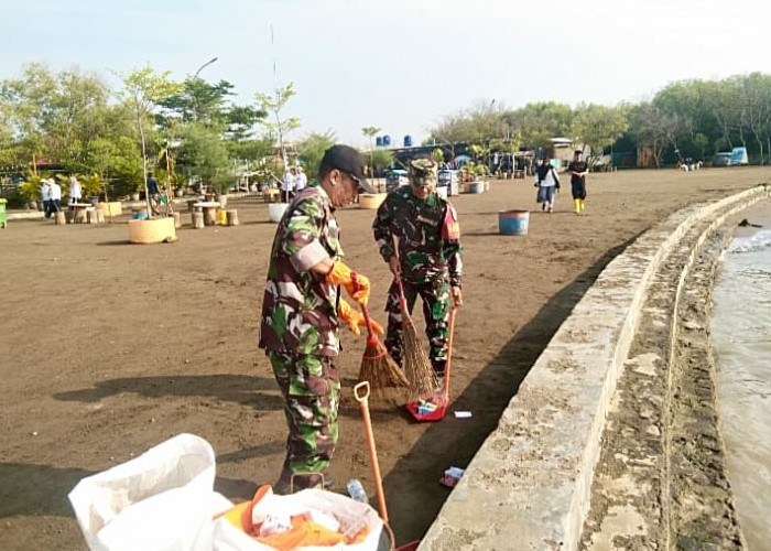 Wujudkan Lingkungan Bersih dan Sehat, Danramil 1403/Lemahwungkuk Ikut Bersih-Bersih Pantai