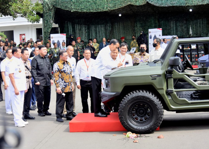 Perkuat Alutsista TNI, Jokowi Resmikan Ranops Buatan PT Pindad