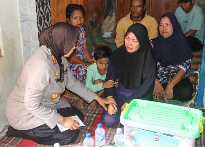 Kapolresta Cirebon Bantu Keluarga Korban Longsor Gunung Kuda