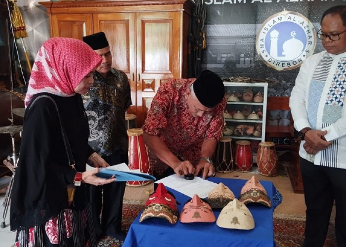 SMA Islam Al Azhar 5 Cirebon Hibahkan Lima Topeng dan Kostum Tari Topeng 