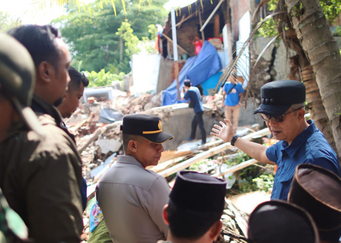 Terjadi Longsor dan Rumah Ambruk di Sungai Bantar Benda Argasunya, Pj Wali Kota Cirebon Langsung Tinjau Lapang