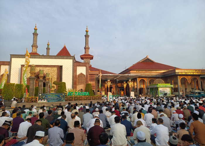 Salat Ied di Masjid At Taqwa Cirebon, Pj Walikota Bersyukur Pemilu hingga Mudik Lancar