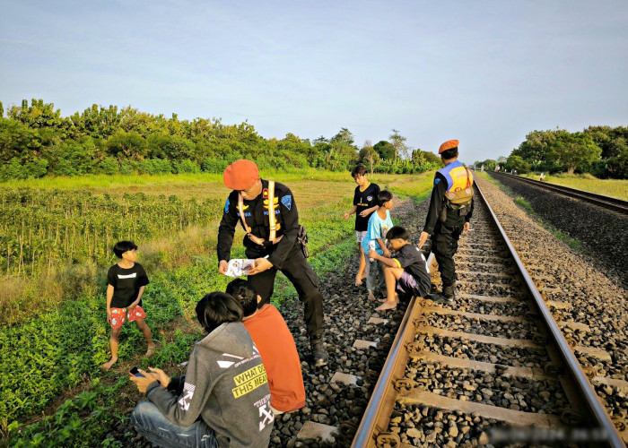 KAI Daop 3 Cirebon Imbau Warga Ngabuburit di Jalur Rel Kereta 