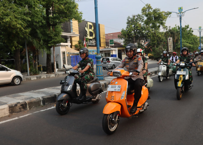 Kunker di Kota Cirebon, Kapolda Jabar Naik Vespa Orange