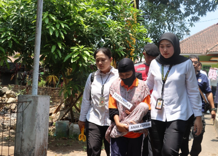Rekonstruksi Kasus Pembuangan Bayi di Kuningan, 45 Adegan Ungkap Detik-detik Tragis di Kamar Mandi