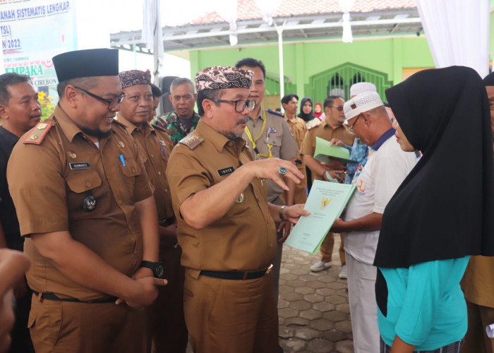 Bupati Cirebon Bagikan 1.420 Sertifikat Tanah di Desa Cempaka